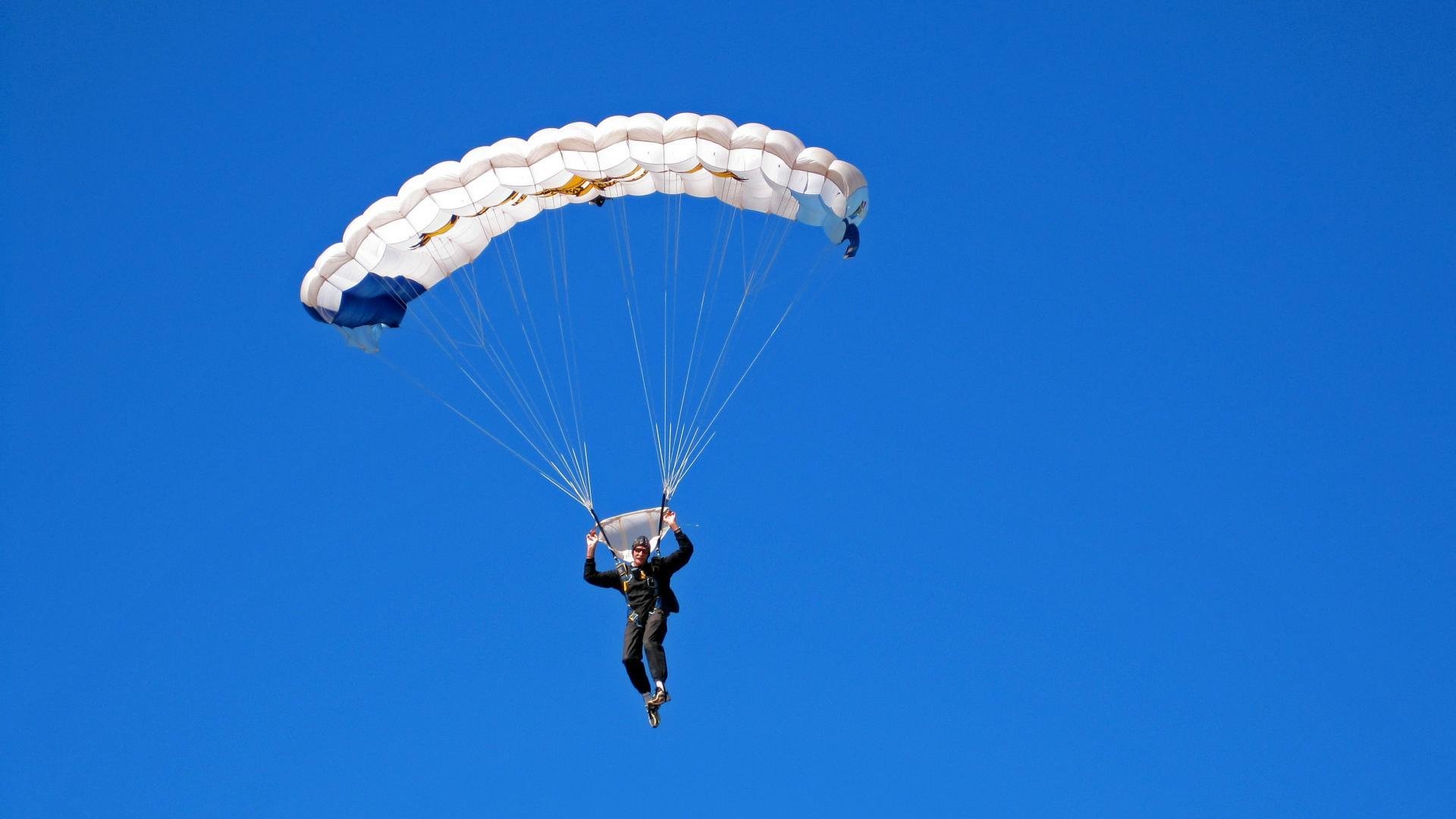 冠军球队球员参与反兴奋剂宣传活动倡导清洁竞技，运动员反兴奋剂标语