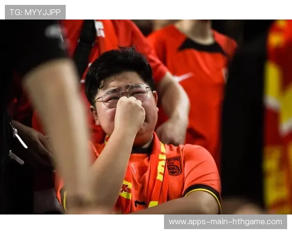 足球球迷跪地哭泣