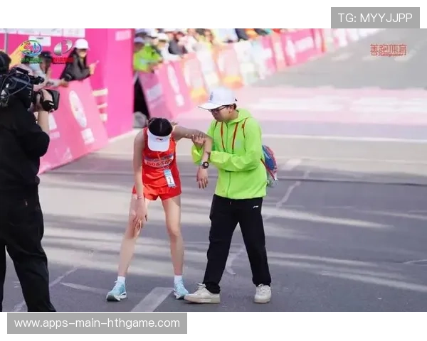 运动员暖心瞬间：赛场边的互助友爱画面