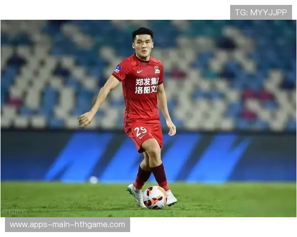 河南队钟义浩反跑接应到位，顺势横敲制造空位