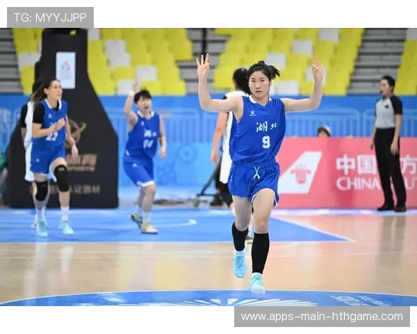 3×3女篮小队绕场与观众击掌一圈后再开赛，首攻就命中底角三分，女篮小组赛后